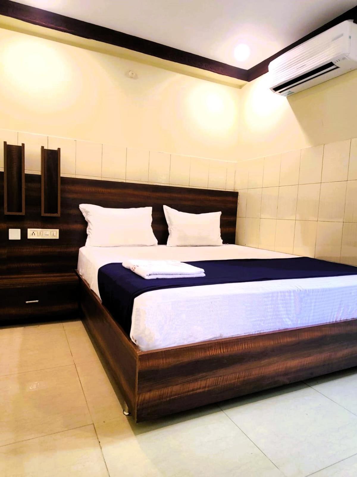 Hotel The Livin Residency Visakhapatnam Esterno foto